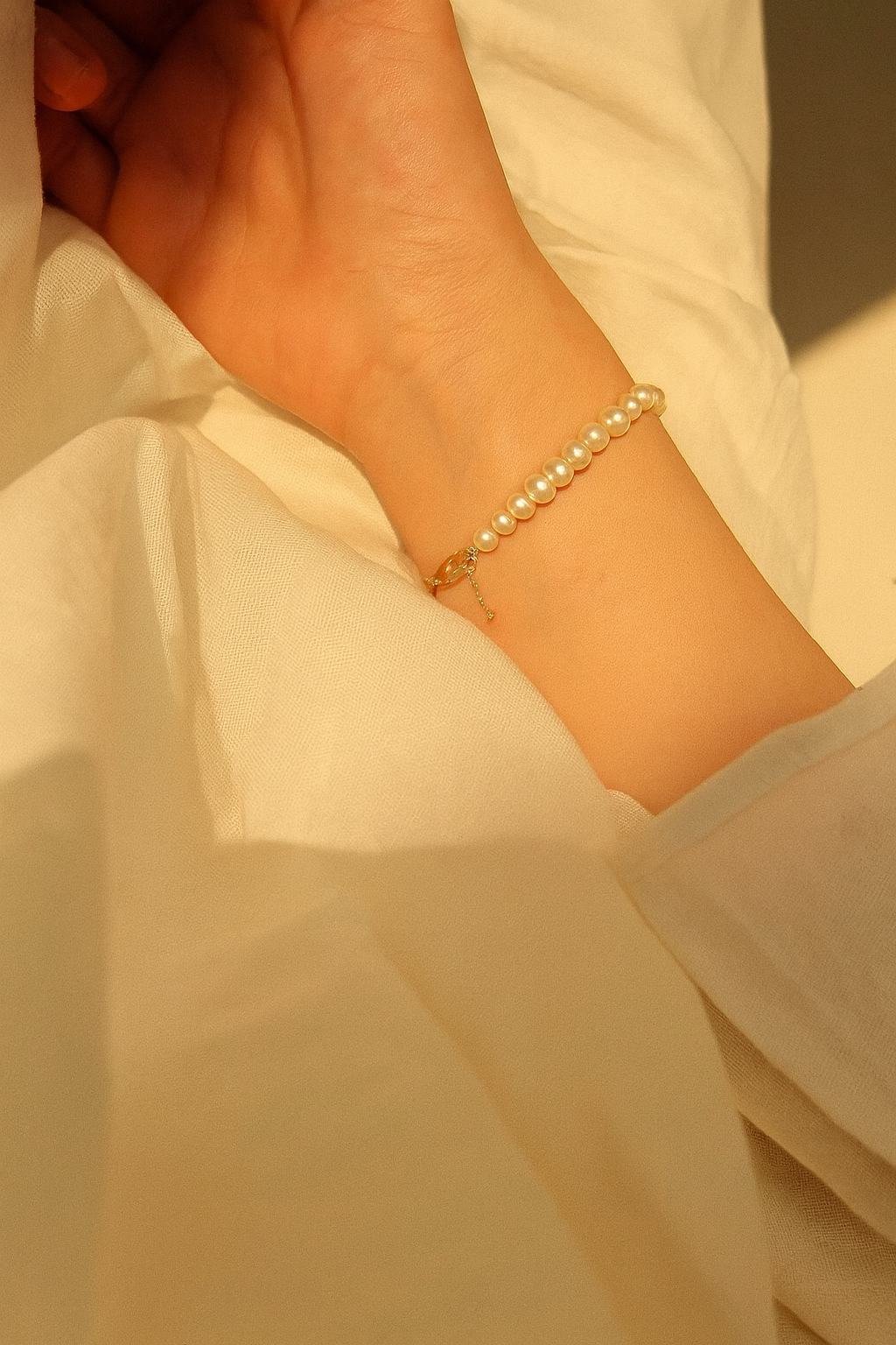 Elegant Magnetic Pearl Bracelet — High-End Gift for Women